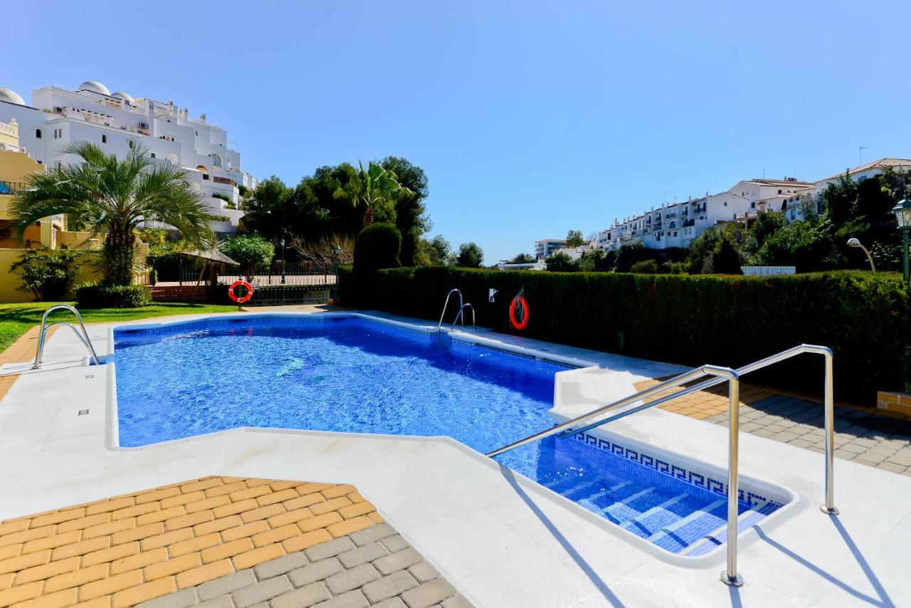 Refurbished 2-Bed Apartment Burriana Beach. Nerja Ngoại thất bức ảnh